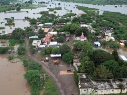 flood in solapur army helicopters to evacuate those trapped in flood | सोलापुरात महापूर; पुरात अडकलेल्यांना बाहेर काढण्यासाठी आर्मीचे हेलिकॉप्टर