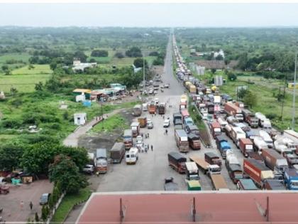 sina river floods pune solapur one way traffic closed queue of vehicles up to 20 kilometers | सीना नदीला महापूर;  पुणे-सोलापूर एकेरी वाहतूक केली बंद, वाहनांच्या २० किलोमीटरपर्यंत लागल्या रांगा