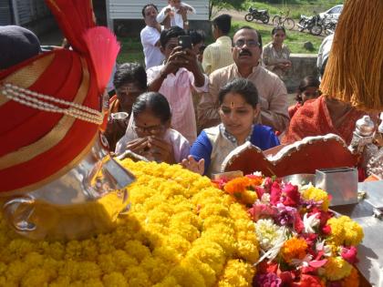 Gajanan Maharaj Palkhi was welcomed in Solapur city | गजानन महाराज पालखीचे सोलापूर शहरात झाले स्वागत