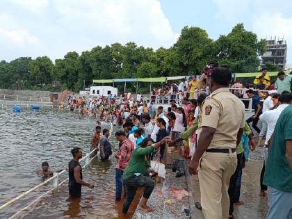 Taking a selfie to say goodbye to Bappa, a large crowd of devotees at Ganapati Ghat | सेल्फी घेत बप्पाला निरोप, गणपती घाटावर भाविकांची मोठी गर्दी