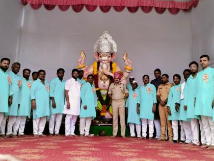 lokmanya ganeshotsav central cooperative immersion procession begins in solapur | लोकमान्य गणेशोत्सव मध्यवर्ती महामंडळाच्या विसर्जन मिरवणुकीला प्रारंभ