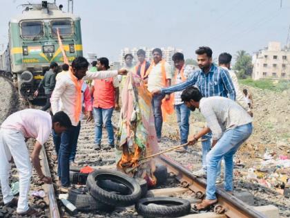 Blocked train for Maratha reservation, burned tires on track | मराठा आरक्षणासाठी रेल्वे अडवून, रुळावर जाळले टायर