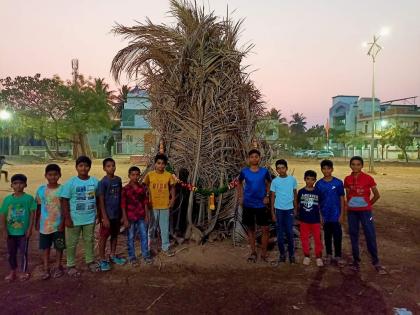 in solapur this year holi was lit with gomay logs | सोलापुरात यंदा गोमय लाकडांनं पेटली होळी