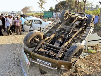  Five people returning from Ijtema died in an accident near Solapur | इज्तेमावरून परतणा-या ५ जणांचा सोलापूरजवळ अपघातात मृत्यू