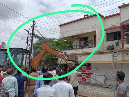 while removing the encroachment the jcb driver of the municipality safe from the accident | अतिक्रमण काढताना मनपाचा जेसीबी चालक थाेडक्यात बचावला