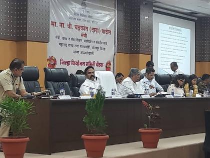 855 crore district planning plan presented; | ८५५ कोटीचा जिल्हा नियोजन आराखडा सादर; पालकमंत्र्यांच्या अध्यक्षतेखाली 'डीपीसी' ची बैठक सुरू