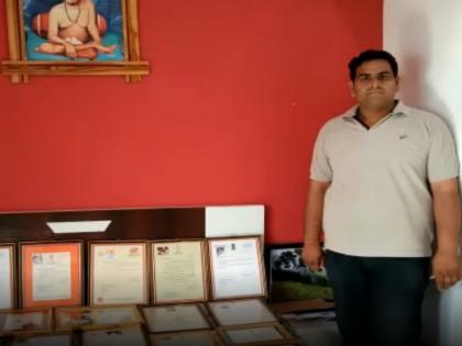 nitin anvekar from solapur have huge collection of post letters including 18th century letters | सोलापूरचा नितीन जपतोय अठराव्या शतकापासूनच्या पत्रसंग्रहाचा अनमोल खजिना 