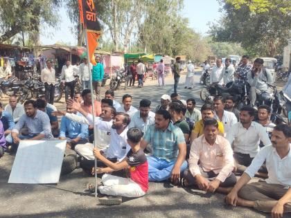 Akluj Tembhurni road blocked for three hours | अकलूज-टेंभुर्णी रस्ता तीन तास रोखून धरला!