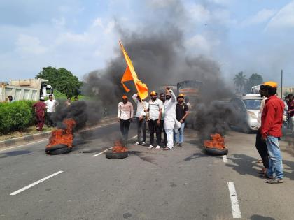 maratha reservation movement agitation in solapur protests by burning tires on the streets | सोलापुरात मराठा आरक्षण आंदोलन पेटले, रस्त्यावर टायर जाळून निषेध