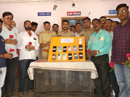 3 lakh mobile phones seized from relatives returned to original owners by police | नातेपुतेत हस्तगत केलेले तीन लाखांचे मोबाईल पोलिसांकडून मूळ मालकांना परत