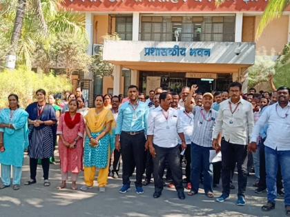 Demonstrations by non-teaching staff of Solapur University and College against the government | सोलापूर विद्यापीठ व महाविद्यालयातील शिक्षकेतर कर्मचाऱ्यांची शासनाच्या विरोधात निदर्शने