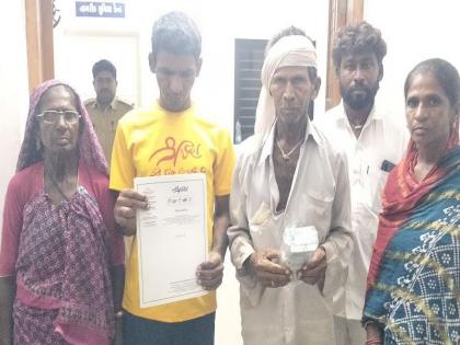 Solapur: Lost at 22, reaches home at 50, meets family after 13 years | Solapur: बावीशीत हरवला, पस्तीशीत घरी पोहोचला, १३ वर्षानंतर झाली कुटुंबीयांची भेट