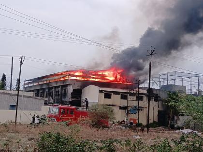 Solapur: The fire broke out again. | टॉवेल कारखान्याला लागलेली आग पुन्हा भडकली Solapur: The fire broke out again. | टॉवेल कारखान्याला लागलेली आग पुन्हा भडकली