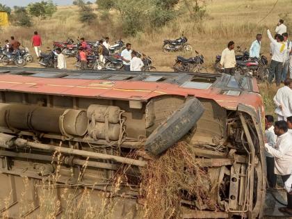 st bus overturned while avoiding potholes 37 passengers injured incident near barshi | खड्डा चुकविताना एसटी बस पलटी; ३७ प्रवासी जखमी, बार्शीजवळील घटना