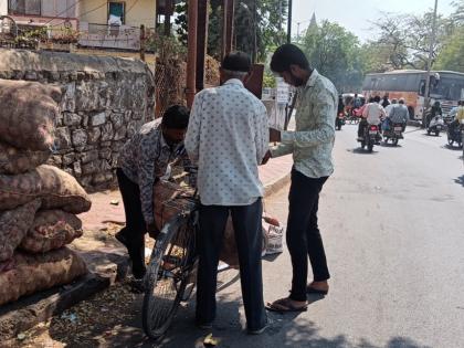 Solapur A farmer sold 50 kg of onions for two hundred rupees in Rangbhavan Chowk | सोलापूर : रंगभवन चौकात शेतकऱ्याने विकले दोनशे रुपयांमध्ये ५० किलो कांदे !