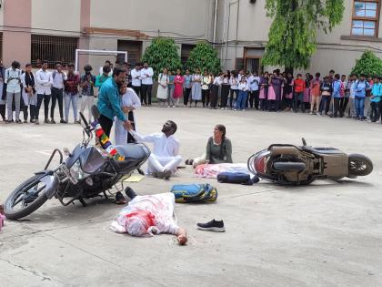 public awareness through street theater art to prevent accidents | माझ्या मुलाला डॉक्टर व्हायच होतं पण काळान घात केला! अपघाताला आळा घालण्यासाठी पथनाट्य कलेतून जनजागृती