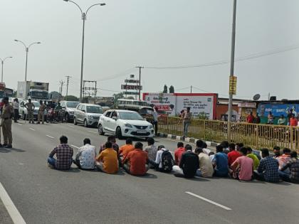 aggressive maratha community in solapur pune national highway closed | सोलापुरात मराठा समाज आक्रमक; सोलापूर - पुणे राष्ट्रीय महामार्ग केला बंद