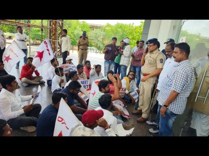 Protest in front of the collector office against NEET examination corruption | नीट परीक्षा भ्रष्टाचार विरोधात जिल्हाधिकारी कार्यालयासमोर आंदोलन