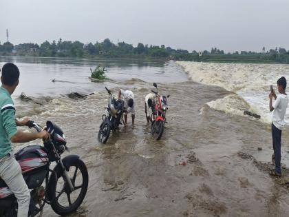 Three sadhus who went to worship in the temple of Mahadev got trapped in the temple due to flood water; Incident in Solapur district | महादेवाच्या मंदिरात पूजेसाठी गेलेले तीन साधू पुराच्या पाण्यामुळे मंदिरात अडकले; सोलापूर जिल्ह्यातील घटना Three sadhus who went to worship in the temple of Mahadev got trapped in the temple due to flood water; Incident in Solapur district | महादेवाच्या मंदिरात पूजेसाठी गेलेले तीन साधू पुराच्या पाण्यामुळे मंदिरात अडकले; सोलापूर जिल्ह्यातील घटना