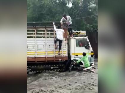 Solapur three youths were saved by being swept away tempo heavy rain | सोलापूर : कुंभार वेसेत थरार, तीन युवक वाहून जाता-जाता बचावले