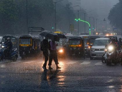 Solapur driver of rickshaw hit the divider during heavy rain | सोलापुरात तुफान पावसात सुसाट रिक्षा डिव्हायडरला धडकल्याने चालक जखमी