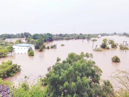 Solapur floods Villages in six talukas in flood water; Holiday declared for schools, colleges today | सोलापूर महापूर; सहा तालुक्यातील गावे पुराच्या पाण्यात; आज शाळा, महाविद्यालांना दिली सुट्टी