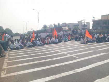 solapur pune national highway closed vehicles lined up for two and a half kilometers near mohol | सोलापूर-पुणे राष्ट्रीय महामार्ग बंद पाडला; मोहोळजवळ वाहनांच्या अडीच किलोमीटरपर्यंत रांगा