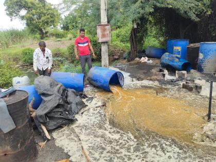 Dhadashtra on Hatbhattas in Solapur Liquor worth three lakhs seized from Tirhe, Gulvanchi, Vangi | सोलापुरात हातभट्ट्यांवर धाडसत्र; तिऱ्हे, गुळवंची, वांगीमधील तीन लाखांची दारू जप्त