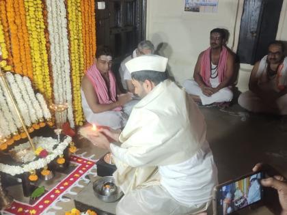 yogadand puja at shete wada religious ritual of siddharameshwar yatra of solapur begins | शेटे वाड्यात योगदंडाची पूजा; सोलापूरच्या सिध्दरामेश्वर यात्रेच्या धार्मिक विधीस प्रारंभ