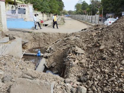 Even if the work time of Rangbhavan-Ambedkar Chowk road ended in Solapur, 'stop further' | सोलापुरातील रंगभवन ते आंबेडकर चौक रस्त्याचे काम मुदत संपत आली तरीही ‘आणखी थांब’