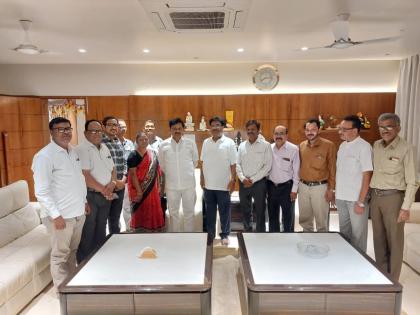 members of solapur vikas manch meet subhash deshmukh on aviation issue | विमानसेवेच्या प्रश्नासाठी सोलापूर विकास मंचचे सदस्य भेटले सुभाष देशमुखांना