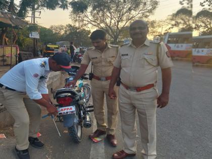 Talking on mobile phone while riding bike in Solapur cost 72 people, fined Rs 6 lakh | सोलापुरात चालत्या बाईकवर मोबाईलवर बोलणं ७२ जणांना पडलं महागात, सहा लाखांचा दंड वसूल