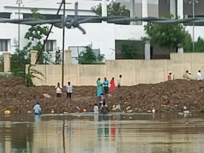 immersion in lake by devotees during ban in solapur | बंदी असताना भाविकांकडून तलावात विसर्जन