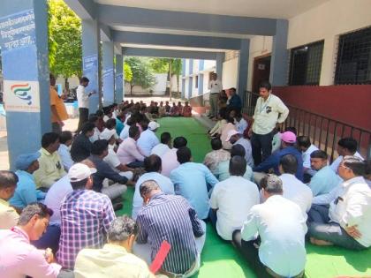 Work stoppage movement of officers, employees of Solapur Zilla Parishad; Find out why | सोलापूर जिल्हा परिषदेतील अधिकारी, कर्मचाऱ्यांचे काम बंद आंदोलन; कारण जाणून घ्या