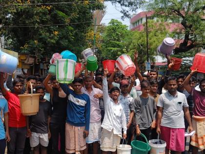 no bathing for four days students with bucket towels in zilla parishad students protest because of lack of water in nehru hostel | चार दिवस अंघोळ नाही; बादली, टॉवेल घेऊन विद्यार्थी जिल्हा परिषदेत; नेहरू वस्तीगृहात पाणी नसल्याने विद्यार्थ्यांचे आंदोलन