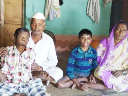 Ranaragini from Chaplgaon, challenging the crisis, husband is sitting in bed: children blind, divyang and hawk! | संकटाला चॅलेंज देणारी चपळगावातील रणरागिणी, पती अंथरुणाला खिळून: मुलेही अंध, दिव्यांग अन् कर्णबधिर !