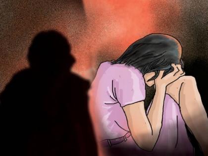 Complaint of married daughter against father relative abuse for eight years in solapur | धक्कादायक..आठ वर्षांपासून नातीवर अत्याचार; वडिलाविरुद्ध विवाहित मुलीची तक्रार  