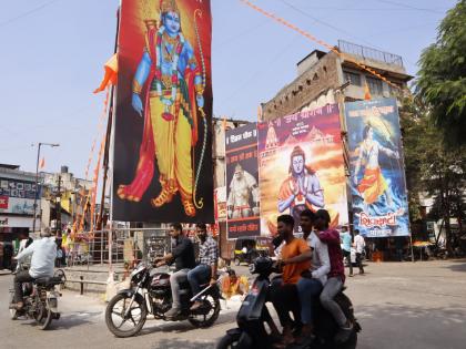 Rows of flags in Solapur, flags on houses Posters are everywhere, temples are decorated with flowers | सोलापुरात पताक्यांचा रांगा, घरांवर झेंडे; चौका-चौकात पोस्टर, मंदिरं फुलांनी सजली