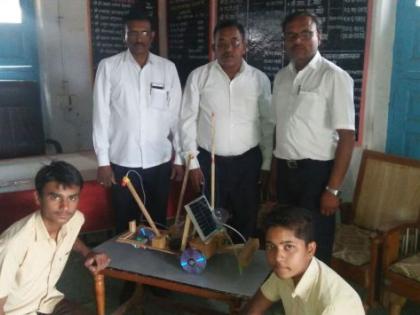 Buldhana: The sowing machine that runs on solar energy created by students | बुलडाणा : साखरखेर्डाच्या विद्यार्थ्यांनी तयार केले सौर उर्जेवर चालणारे पेरणी यंत्र