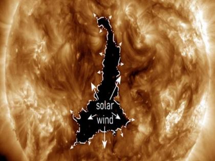 A giant hole suddenly formed on the Sun, 8 lakh km wide; A beam of radiation towards Earth | सूर्यावर अचानक तयार झाले महाकाय छिद्र, रुंदी 8 लाख किमी; पृथ्वीच्या दिशेने रेडिएशनचा मारा