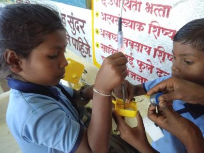 Solar study lamps made by students! | विद्यार्थ्यांनी बनविले सौरऊर्जा अभ्यास दिवे!