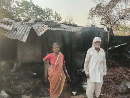 Soldier rescues elderly couple from fire in short circuit | शॉर्ट सर्किटमुळे लागलेल्या आगीत घर बेचिराख, सैनिकाने वाचवले वृद्ध  दाम्पत्याचे प्राण