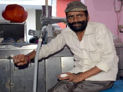 Kargil Vijay Diwas: Soldier of kargil war selling juice in front of school | Kargil Vijay Diwas : खेदजनक... कारगिल युद्ध लढलेल्या जवानाला शाळेबाहेर विकावा लागतोय ज्यूस