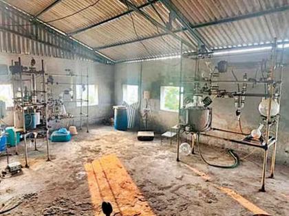 Drugs factory destroyed in Solapur; 10th failure brothers arrested | सोलापुरातील ड्रग्ज कारखाना उद्ध्वस्त; दहावी नापास सख्ख्या भावांना बेड्या