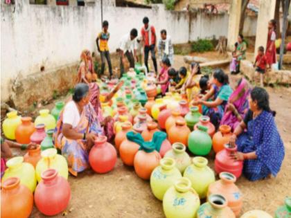 Karnataka Assembly Election: Let anyone come, but let us have water...; More than half of the electorate in Karnataka is expensive for water | कुणीही येऊ दे, पण आम्हाला पाणी मिळू दे...; कर्नाटकमधील निम्म्यापेक्षा अधिक मतदार पाण्याला महाग