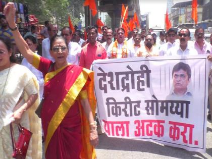 In Bhiwandi, Shiv Sainiks expressed outrage over the shoe-throwing movement against Kirit Somaiya | भिवंडीत किरीट सोमय्यांविरोधात जोडे मारो आंदोलन, शिवसैनिकांनी व्यक्त केला संताप