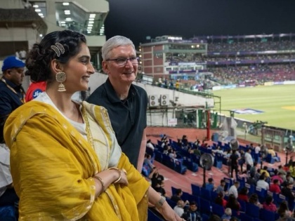Apple CEO Tim Cook watched ipl match with actress sonam kapoor in delhi | Apple चे सीईओ टीम कूकसह सोनम कपूरने पाहिली मॅच, अभिनेत्रीच्या लुकचं होतंय कौतुक