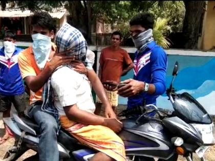 son carries dead father on bike due to lockdown amid coronavirus kkg | CoronaVirus: मरणयातना! लॉकडाऊनमुळे वडिलांचा मृतदेह दुचाकीवरून नेण्याची वेळ