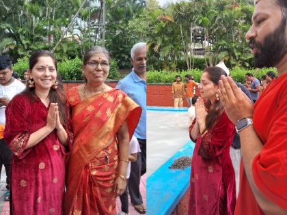 Sonali Kulkarni immersed the idol of Bappa with family members in pune | 'पुढच्या वर्षी लवकर या' म्हणत सोनाली कुलकर्णीने दिला बाप्पाला निरोप