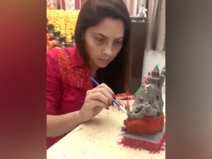 Sonali Kulkarni made echo friendly Ganesh Idol | सोनाली कुलकर्णीने साकारली इको फ्रेंडली गणेश मूर्ती